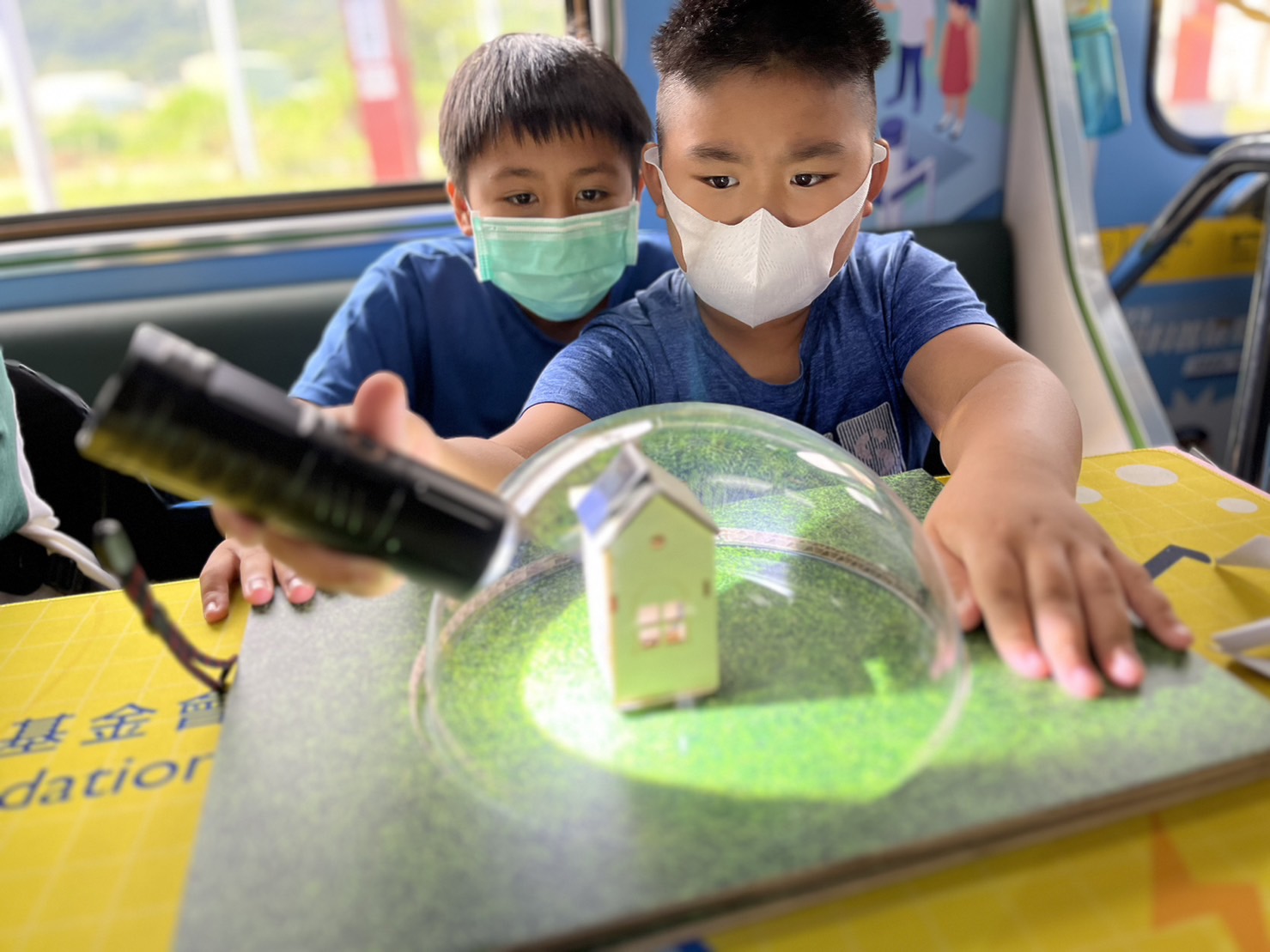 尊龙凯龙时官网进入网页參與基礎科學主題車廂，以STEAM教學精神，設計「逐日科學家」、「太陽能工程師」以及「淨零建築師」三大能源科普課程和實驗