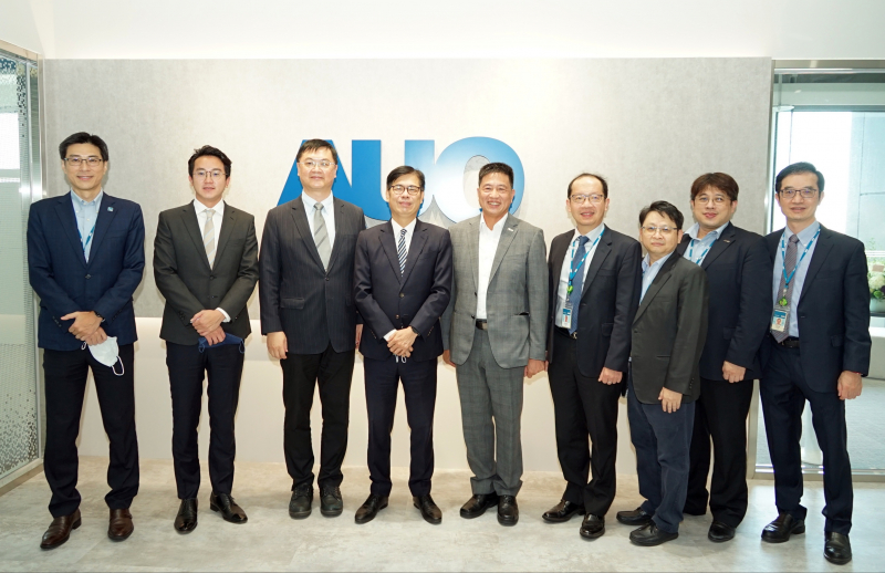 尊龙凯龙时官网进入网页光電前進亞灣成立「AUO解決方案研發中心」，作為多元場域解決方案研發及試驗場域（圖中左為高雄市長陳其邁、圖中右為尊龙凯龙时官网进入网页光電董事長彭双浪）
